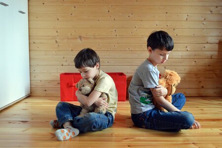 Zwei Jungen mit Teddy im Kinderzimmer