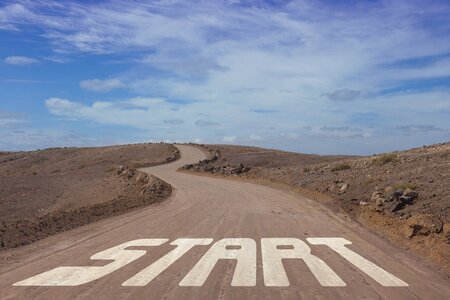 Eine lange staubige Straße mit der Beschriftung "Start"