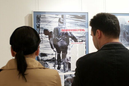 In der Ausstellung der Landeszentrale "50 Jahre Mauerbau". Zwei Besucher vor einem Bild mit der Aufschrift "Schießbefehl"