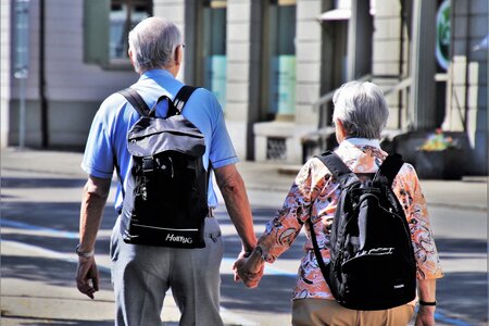 Zwei ältere Menschen gehen spazieren