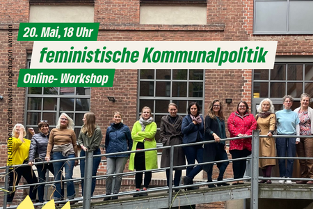 Frauen stehen in einer Reihe vor einer Ziegelwand, darüber die Veranstaltunsankündigung