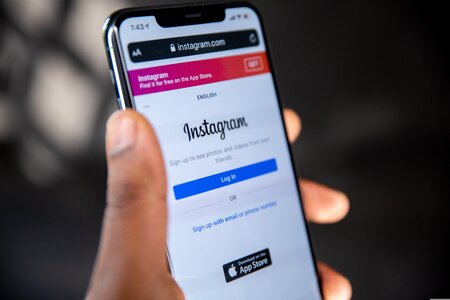 Ein Handy mit dem Symbol von Instagram