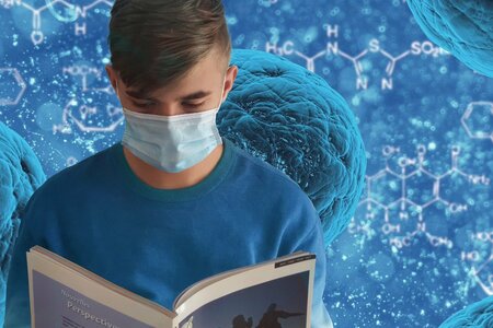 Student mit Maske