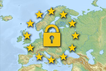 DSGVO-Konzept mit Schloss und EU-Sternen auf einer Europakarte.