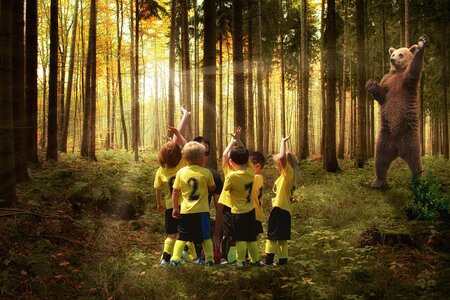 Kinder spielen im Wald