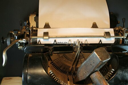 Schreibmaschine mit Text auf einer Seite: "Verbot aller..."