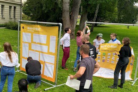 Workshop zum Wahlomat zum Aufkleben in der Landeszentrale für die Brandenburg-Tour