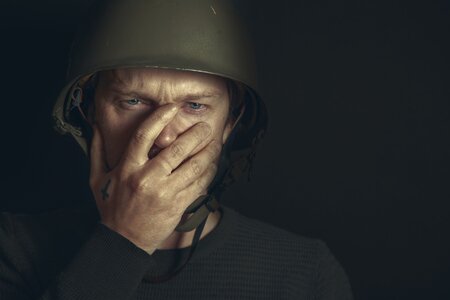 Ein Soldat mit der Hand vor dem Mund