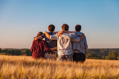 Junge Leute in der Landschaft