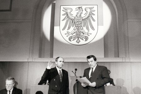 Erstes Brandenburgisches Kabinett: Vereidigung des Innenministers Alwin Ziel 1990