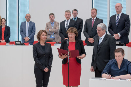 Landtagspräsidentin Britta Stark (m.) vereidigt die neue Ministerin für Arbeit, Soziales, Gesundheit, Frauen und Familie Susanna Karawanskij (l.) und den neuen Minister für Wirtschaft und Energie Jörg Steinbach (r.) vor dem Plenum am 19.09.2018