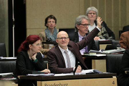 Thomas Kralinski Ministerin Diana Golze und Staatssekretär Thomas Kralinski in der Länderbank Brandenburg bei einer Sitzung des Bundesrates am 18. März 2016. ©Frank Bräuer, Bundesrat 