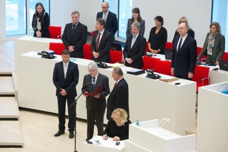 Helmuth Markov legt den Amtseid als Justizminister ab. 