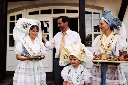 Ministerpräsident Matthias Platzeck mit sorbischen Frauen