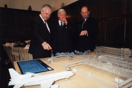 Am Modell des Flughafen Schönefeld