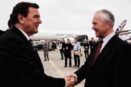 Ministerpräsident Dr. Manfred Stolpe begrüßt Bundeskanzler Gerhard Schröder 