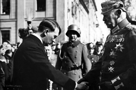 Hitler vor der Garnisonkirche Potsdam