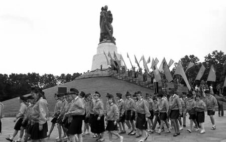 Kranzniederlegung durch Leninpioniere, Komsomolzen und Thälmannpioniere, Juli 1989.