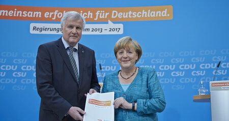 Pressekonferenz am 23. Juni 2013 zur Vorstellung des Regierungsprogramms "Gemeinsam erfolgreich für Deutschland.". Die CDU-Vorsitzende, Bundeskanzlerin Angela Merkel, und der CSU-Vorsitzende, Ministerpräsident Horst Seehofer, präsentieren das Regierungsprogramm.