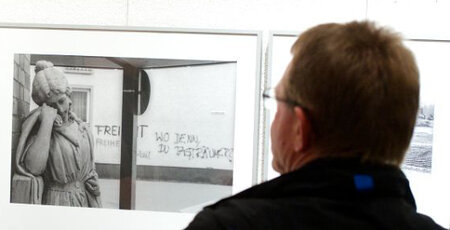 Ein Betrachter in der Ausstellung