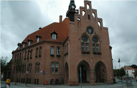 Das Rathaus (Stadt Nauen) als sichtbares Zentrum kommunaler Selbstverwaltung.