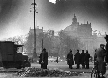 Am Morgen nach dem Reichstagsbrand. Zuschauer und Polizei vor dem Reichstagsgebäude