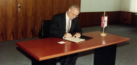 Der Präsident des Landtages Herbert Knoblich unterzeichnet die Verfassung am 20. August 1992. Foto: Landtag Brandenburg