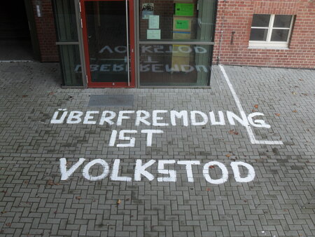 Rechter "Kommentar" zu einer Ausstellung über Migration in Deutschland am 22.10.13 in Lauchhammer. Foto: C. Werner