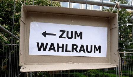 Karton mit der Aufschrift "Zum Wahlraum"