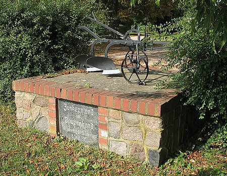 Bodenreformdenkmal in Uckerland-Wolfshagen (Uckermark): „Junkerland in Bauernhand“