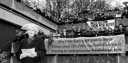 Hannelore Birkholz spricht auf einer Ärzte-Demo