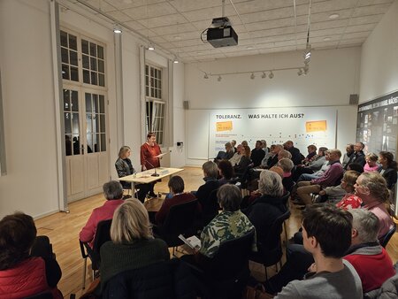 Sabine Rennefanz und Martina Weyrauch in der Veranstaltung "Kosakenberg" der Landeszentrale