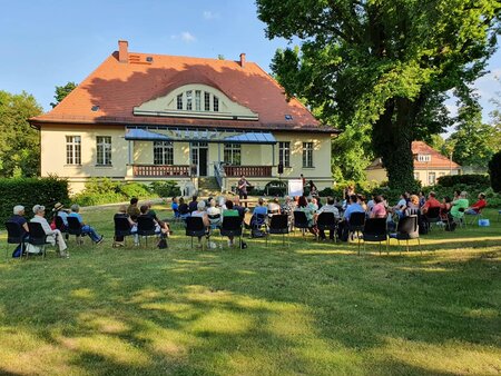 Brandenburg-Quiz auf der Wiese vor der Landeszentrale