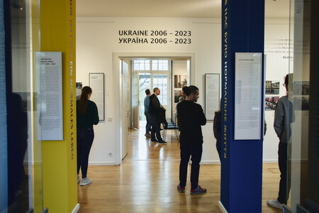 Besucher in der Ausstellung "Wir hatten ein normales Leben. Ukraine 2006-2023"