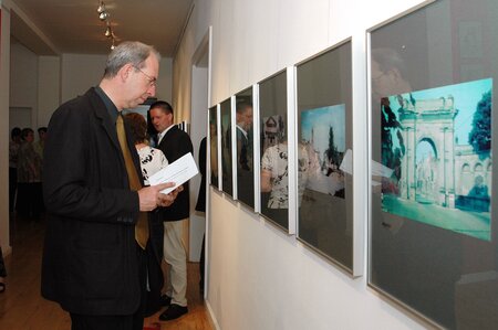 Martin Sabrow in der Ausstellung "Kriegsende in Potsdam" 2005