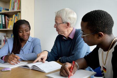 Erfahrungswissen, das weiterbringt – Wenn Alt und Jung aufeinandertreffen, können alle profitieren. 