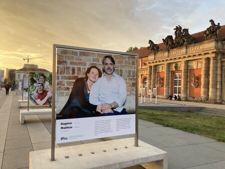 Ausstellungstafeln unter freiem Himmel in Potsdam 30 Jahre - 30 Paare