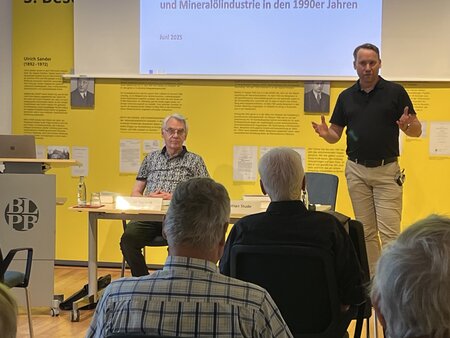  Sebastian Stude, Referent für Ausstellungen/Öffentlichkeitsarbeit in der Landeszentrale, begrüßt die Besucherinnen und Besucher der Veranstaltung „Die Treuhandanstalt und die ostdeutsche Chemie- und Mineralölindustrie“, neben ihm sitzt Rainer Karlsch.