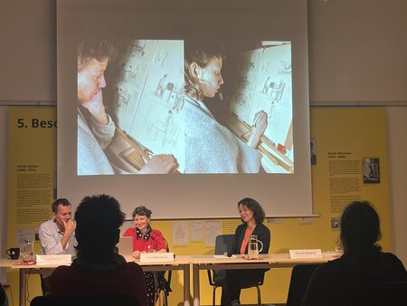 Lilya Matveeva und Jochen Voit in der interaktiven Lesung. Moderation: Mirjam Deponte Lilya Matveeva und der Leiter der Erfurter Gedenk und Bildungsstätte Andreasstraße Jochen Voit stellen uns ihren Comic vor. Moderation: Mirjam Deponte