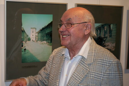 Karlheinz Hesener in der Ausstellung. Foto: fbn