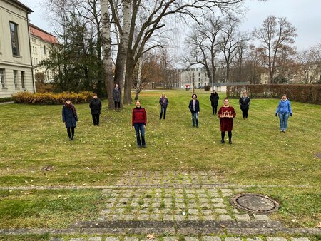 Die Mitarbeiterinnen  der Landeszentrale auf der Wiese 
