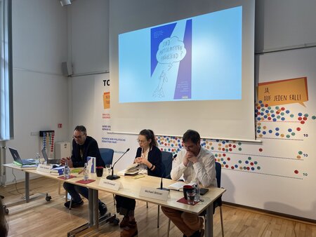 Volker Surmann, Lea Streisand und Michael Bittner haben am 23. April 2025 das Buch „Sind Antisemitisten anwesend? Satiren, Geschichten und Cartoons gegen Judenhass“ bei uns in der Landeszentrale vorgestellt.