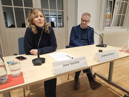 Andreas Büttner und Jana Steinke in der Veranstaltung zum Thema Antisemitismus in Brandenburg 2025