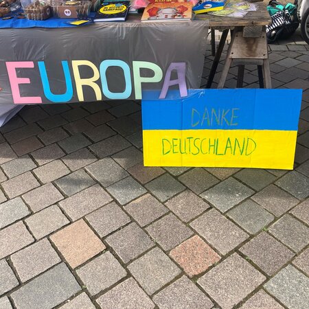 Die Fahne der Ukraine mit der Aufschrift "Danke Deutschland" auf dem Europafest in Potsdam am 5. Mai 2023