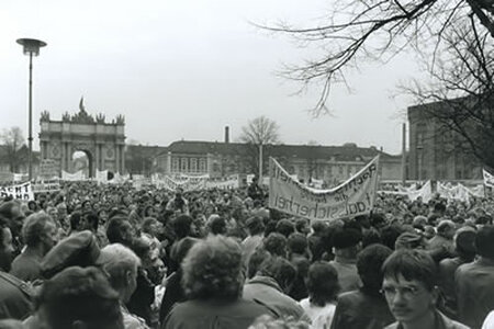 Demonstration von Zehntausenden auf dem Platz der Nationen (heute: Luisenplatz) am 4. November 1989. Foto: Michael Lüder