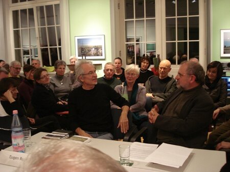Riesiges Interesse am Lesegespräch mit Eugen Ruge und Hans-Dieter Rutsch. Ca. 140 Gäste wurden gezählt, die Stühle waren alle... 
