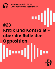 Eine Textkachel. Darauf steht der Titel der aktuellen Podcastfolge der Landeszentrale: "#23 Kritik und Kontrolle – über die Rolle der Opposition"