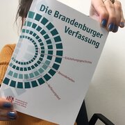 Unser neuestes Werk ist nicht nur hübsch anzuschauen, sondern enthält auch viel Wissenswertes: Neben dem Verfassungstext liefert es spannende Infos zur Entstehungsgeschichte und zu den Besonderheiten der Brandenburger Verfassung.