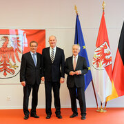 Die drei Ministerpräsidenten des Landes Brandenburg: Matthias Platzeck, Dietmar Woidke und Manfred Stolpe am 5.11.2014. Foto: Landtag Brandenburg / Stefan Gloede Die drei Ministerpräsidenten des Landes Brandenburg: Matthias Platzeck, Dietmar Woidke und Manfred Stolpe am 5.11.2014.