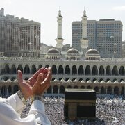 Pilger in Mekka, im Hintergrund die heilige Kaaba